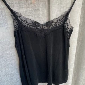 Samsö samsö linne - Så fin spets topp från Samsö Samsö! Oanvänt! Stl xs, banden är justerbara! Så skönt oxå💕nypris ca 800kr