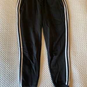 Adidas mjukisbyxor - Mjukisbyxor från Adidas i storlek M. Använda 2 gånger! Köparen står för frakten :)