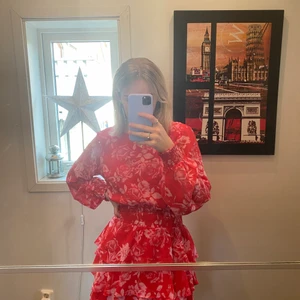 Rosa röd klänning från Gina Tricot - Superfin klänning med volang nedtill & smock vid midjan och armarna. Den är i Storlek Small och använd 2 gånger. Kan mötas upp i Göteborg eller skicka den & då står köparen för frakten!💕👍🏼🙏🏽
