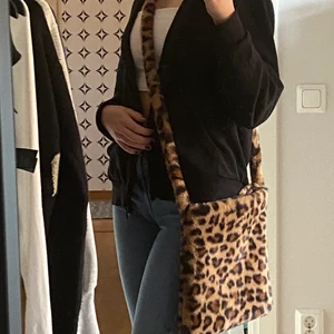 Trendig leopard väska - Säljer då jag råkade beställa två. Jätte bra kvalité och helt oöppnad( inte den på bilden). Budgivning (alla tidigare bud som skrivits privat gills inte). Står inte för frakt och kan mötas i Stockholm :) 