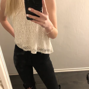 Snygg topp från Kappahl  - En vit topp från Kappahl✨storlek 134-140/ xs ✨ köparen står för frakten✨