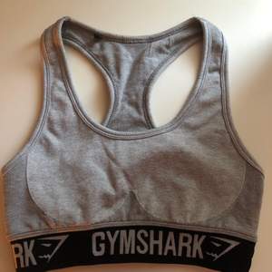 Säljer denna ljusgråa träningstoppen från Gymshark på grund av att den är alldeles för liten för mig (där av ingen bild när jag har på mig den) Det är storlek S. Kan mötas upp men annars står köparen för frakt!! 💖