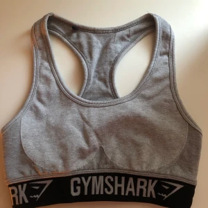 GYMSHARK TRÄNINGSTOPP - Säljer denna ljusgråa träningstoppen från Gymshark på grund av att den är alldeles för liten för mig (där av ingen bild när jag har på mig den) Det är storlek S. Kan mötas upp men annars står köparen för frakt!! 💖