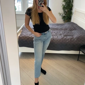 Jeans  - Säljer ett par jeans. Lappen är borta så vet tyvärr inte vart jag har köpt dom eller vad det är för strl. Jag är 168 cm och brukar vanligtvis ha 36-38 i jeans och dom passar bra. bra skick!💙 köparen står för frakt☺️