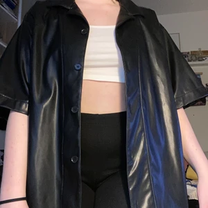 Läder skjorta  - Fake läder skjorta från Weekday. Storlek L. Nypris ca 400kr 