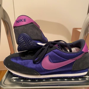 Nike vintage skor  - Säljer dessa assnygga Nike vintage skor som jag minns inte vad de hette, storleken är 40 men passar som 39 också! Väldigt sällan använda och i väldigt fin skick! 