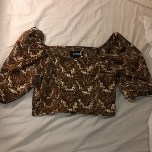 Brun topp - Fin brun topp med knappar från monki köpt på sellpy men aldrig använd då den va för liten💕