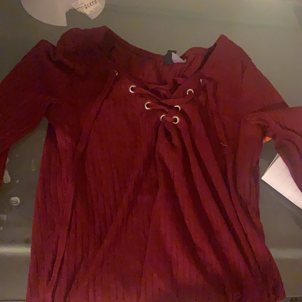 En fin urringad tröja från hm färgen röd. Passar inte längre därför säljer jag. Skriv för intresse. Möts bara upp.. Tröjor & Koftor.