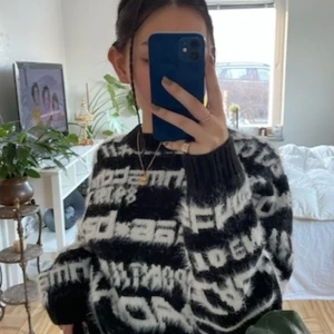 Stickad tröja lurvig  - Mjukaste tröjan från colusion med coolt lurvigt mönster. Passar oversized på mig som brukar ha S. Mycket bra skick💜  (Budet ligger just nu på 235kr)