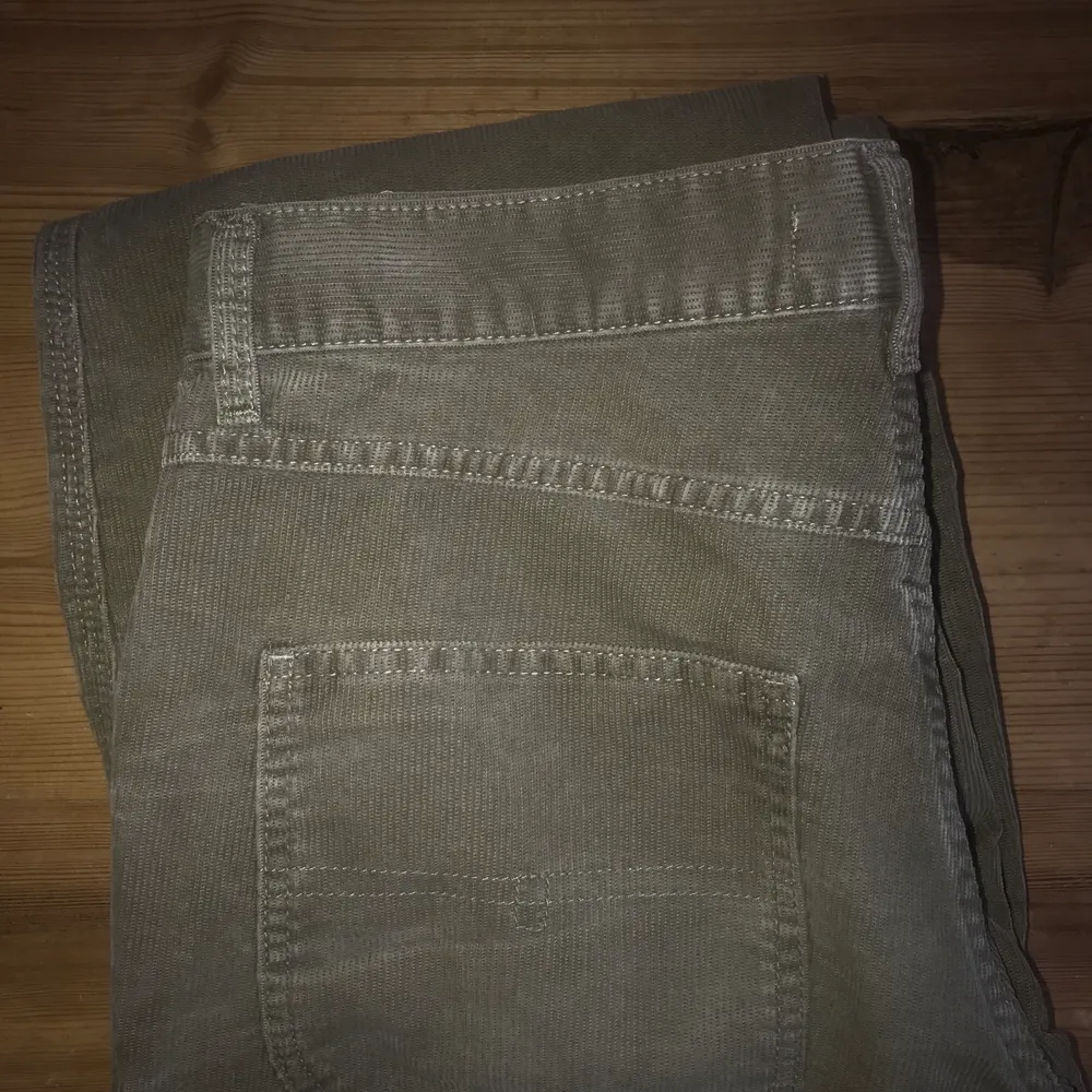 Beige/bruna manchesterbyxor köpt på secondhand, jag har 36 men passar både 36-38:). Jeans & Byxor.