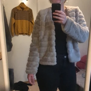 Höstjacka - Höstjackan från ginatricot, knappt använd. Storlek XL.  Kan skickas mot fraktkostnad. Kan även mötas upp på backaplan/nordstan i Göteborg 