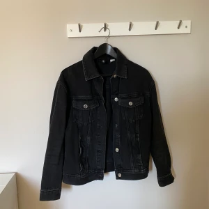 ”Oversize Jeansjacka” - Supersnygg Jeansjacka i svart från H&M 🖤 Jackan är i en storlek xs, men skulle ändå säga att plagget passar en xs-m beroende på önskad passform 😍 Säljer jackan då jag hade önskat den mer Oversize. Knappt använd, och därför i fint skick! Frakt tillkommer 🌙