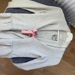 Odd Molly kofta - Kofta från Odd Molly. Sparsamt använd i fint skick. Storlek small. Säljer då de är för små för mig.🥰