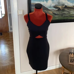 Svart klänning  - En svart kläder ganska gammal men ba använd en gång 