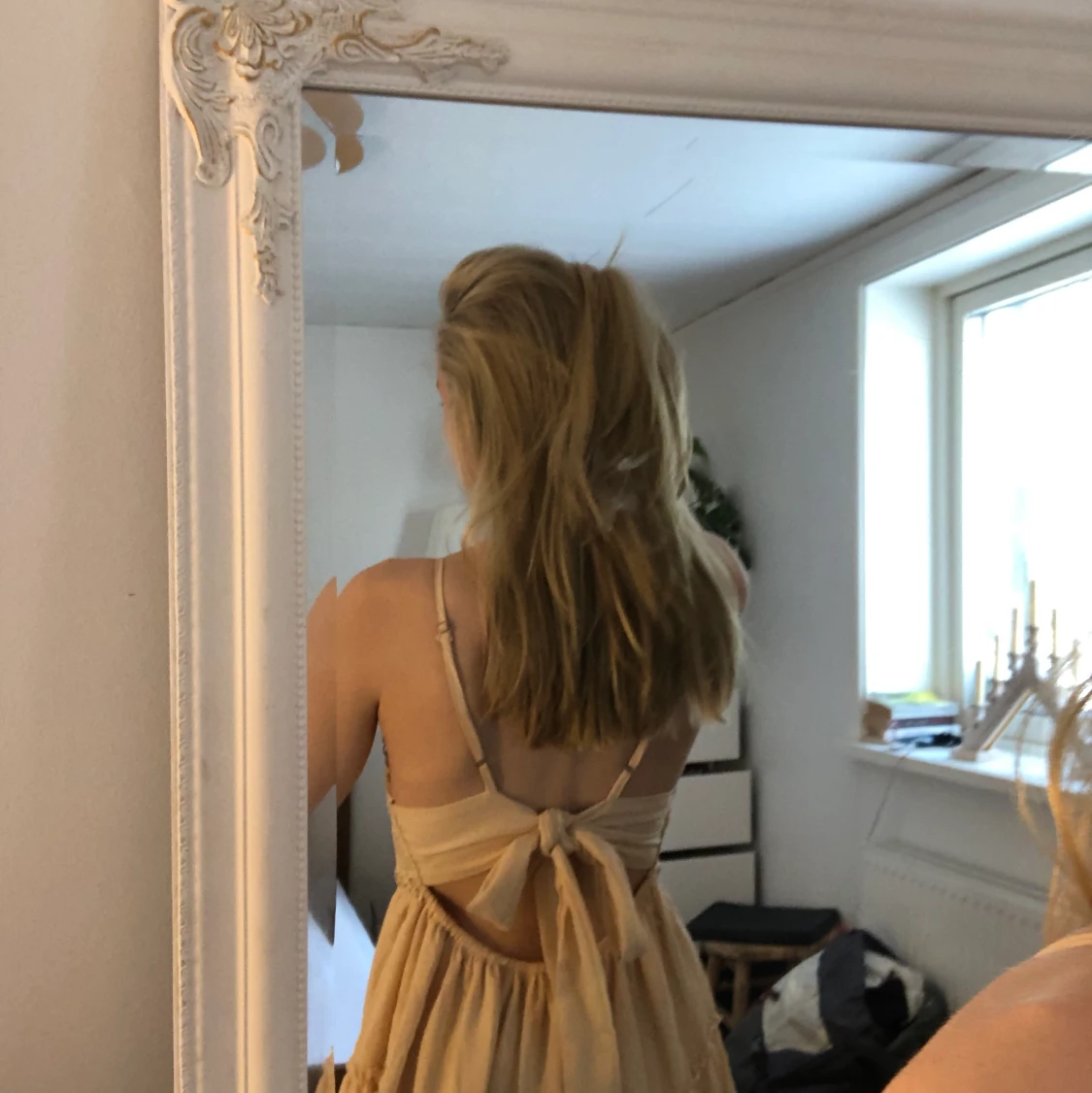 Klänning med öppen rygg - 90