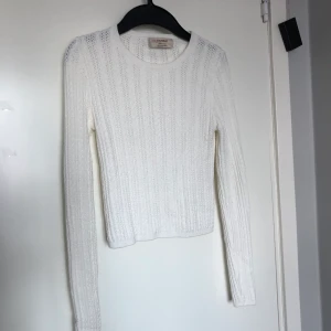 Stickad tröja  - Superfin stickadtröja som är tajt och lite kortare i modellen. Knappt använd och i nyskick. Köparen står för frakten💕