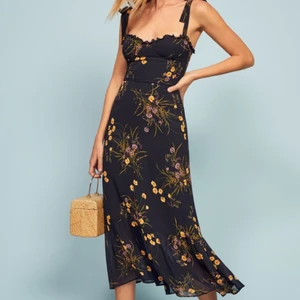 The Reformation Nikita Dress (Strl. M) - Säljer denna fantastiskt fina midi-klänning då jag av misstag råkade tvätta den i vanlig maskin så att den gick från en storlek L till en storlek M..🤧  Med detta hoppas jag att den får en ny ägare. Klänningen är så smickrande på och omfamnar alla kurvor.   Ordinarie pris: 3000 Kr  Kommer från ett husdjurs -och rökfritt hem.  
