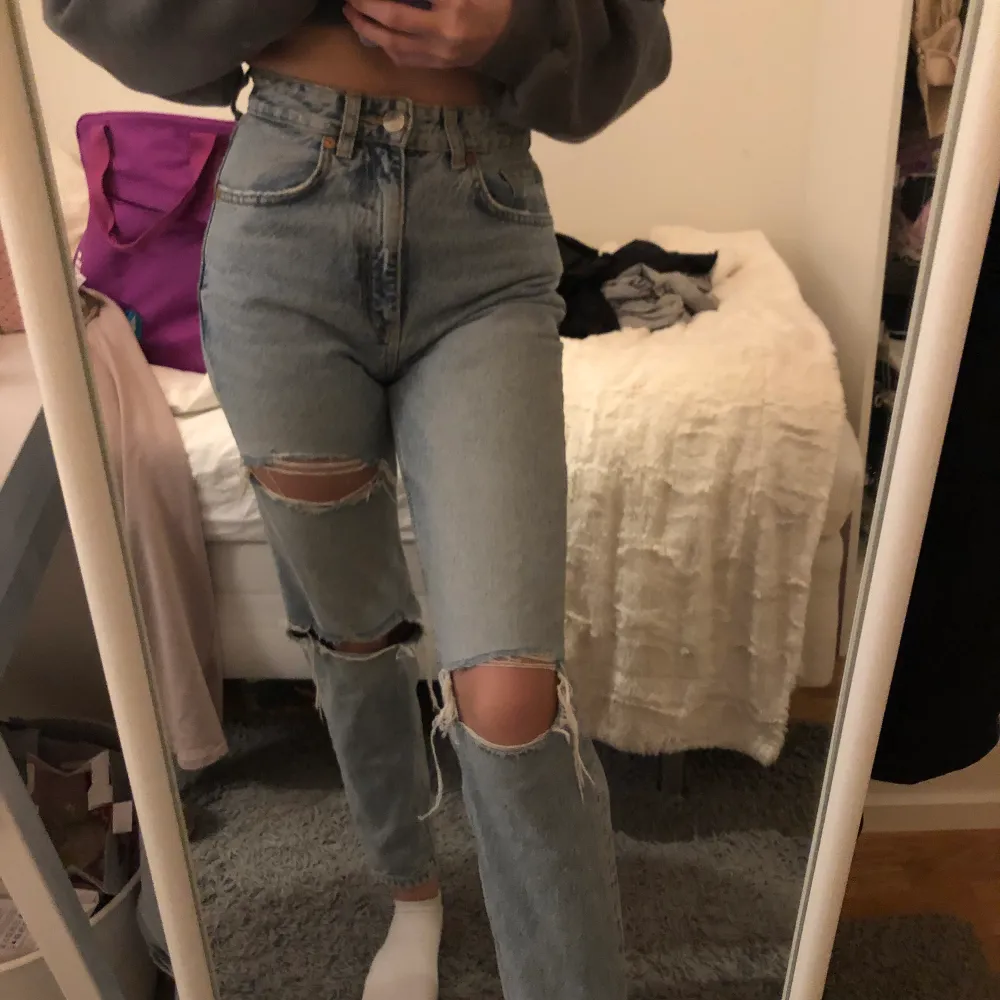 Superfina mom jeans från ZARA i strl 32. Fungerar även för strl 34. Väldigt bekväma och går att ha till princip allt. (Frakt tillkommer) Men kan även mötas upp i Norrköping. . Jeans & Byxor.