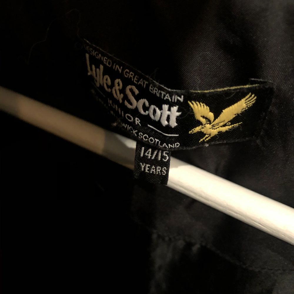 Säljer en svart Lyle & Scott jacka då den blivit för liten, använd en vinter, nypris 1599kr. Jackor.