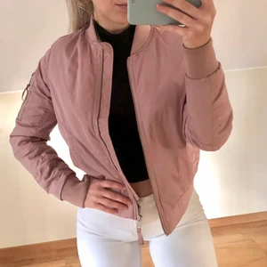 ROSA BOMBERJACKA strl XS - Rosa bomberjacka ifrån STAY, köpt på Carlings. Använd fåtal gånger, därav mycket bra skick!🌸 Skriv för fler bilder💕 