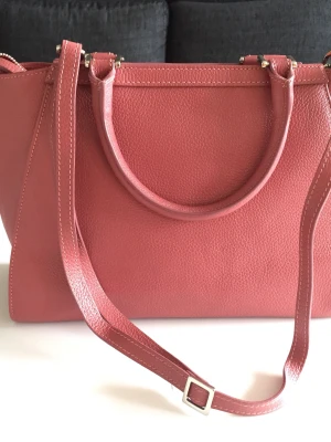 Väska  - Jätte bekväm väska. Det går att ha den lång och kort. Vid behov kan skickas video som visar bättre inuti