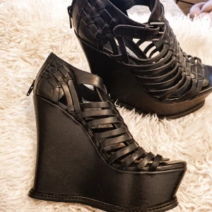 Vera Wang höga lädersandaler - Vera Wang. Använda en gång. Butikspris ca 1400kr (bild 2) Jag har inte sett att man kan köpa dom i Sverige i dagsläget. Köpta på Nordströms (om jag inte missminner mig) för ca 6 år sedan.