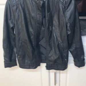 Skinnjacka  - Ssvary skinnjacka. Knappt använd 