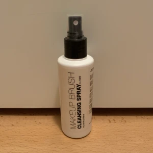 Brush cleanser - HM - Jättebra att använd när du vill rengöra en sminkborste lite snabbt från tex ögonskugga.