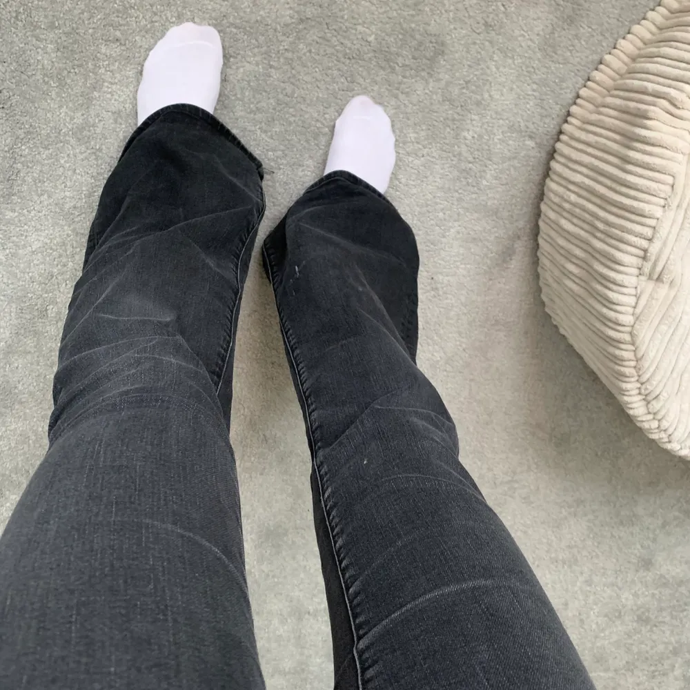 Grå lågmidjade långa powflared jeans från Crocker Denim Jeans                Köparen står för frakten . Jeans & Byxor.