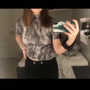 Tröja med ormmönster  - En jätte fin tröja som passar jätte bra. Den är i jätte stretchit material och sitter jätte fint på. Den är i bra kvalite och har bara använt den några fåtal gånger. Den är i storlek S men passar som XS/M. Säljer den för att jag inte längre använder den ♡ 