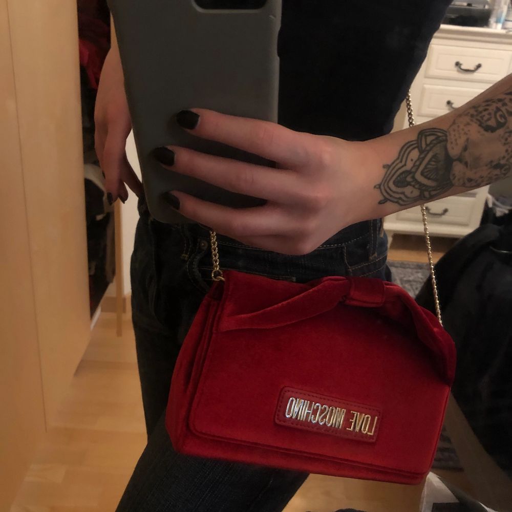 mellanstor handväska i röd sammet med kedja från love moschino. använd fåtal gånger. Väskor.