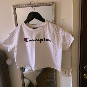 Champion croped T-shirt - Köpte för 300kr och använd 1-5 ggr så nästintill oanvänd. Frakt betalas av köparen.💕 Storlek: XS 