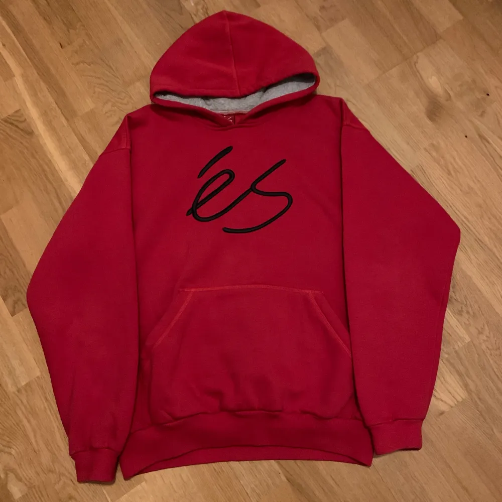 En vintage és hoodie från 2000 kom med bud den är mer röd i verkligheten skriv vid frågor/köp . Hoodies.