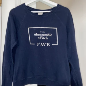 Ambercrombie tröja - Snygg marinblå ambercrombie tröja’