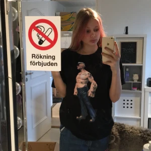 IW wear  - En thshirt med tryck. Den e aldrig anständig och säljs inte längre