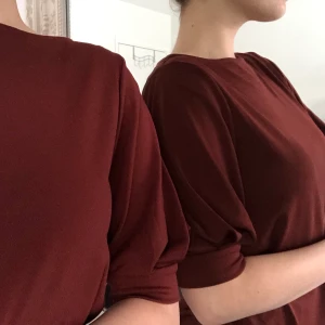 Tröja från H&M, storlek S - En vinröd elegant tröja, faller fint från axlarna och neråt. Som första pris ligger den på 60 kr +frakt. Ge gärna bud i kommentarsfältet! 