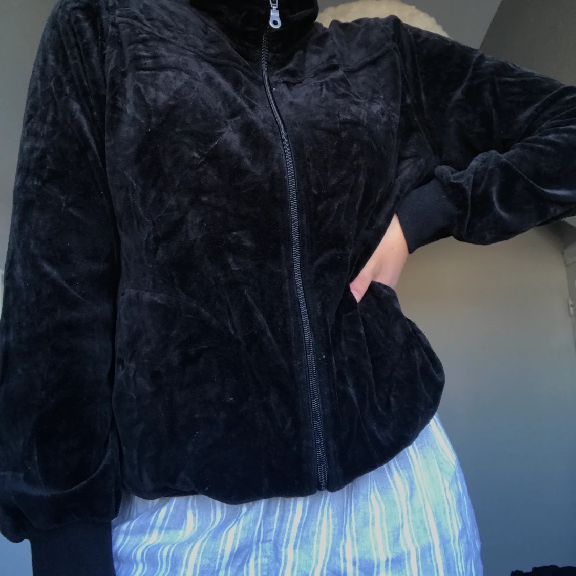 En svart kofta med dragkedja