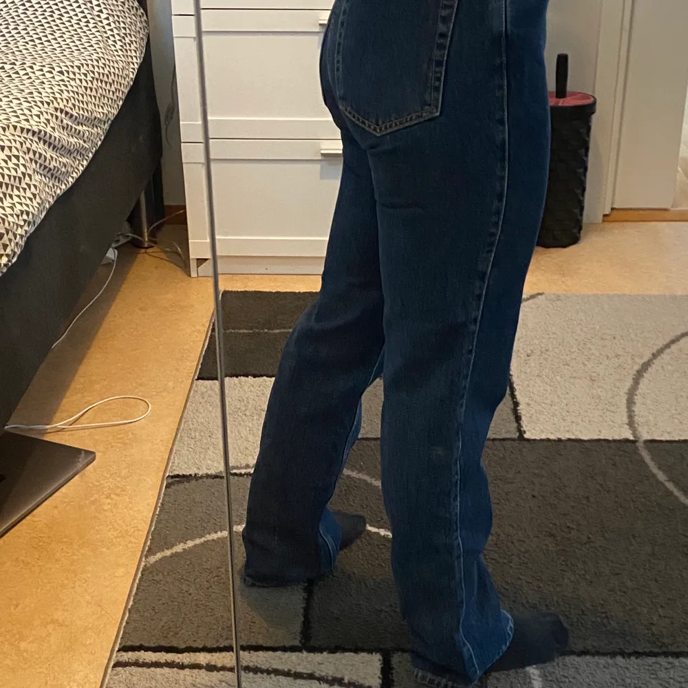 Jeans från Weekday i modellen rowe! Skitfin färg o använd väldigt få gånger, som nya ❤️ nypris 500kr!!!. Jeans & Byxor.