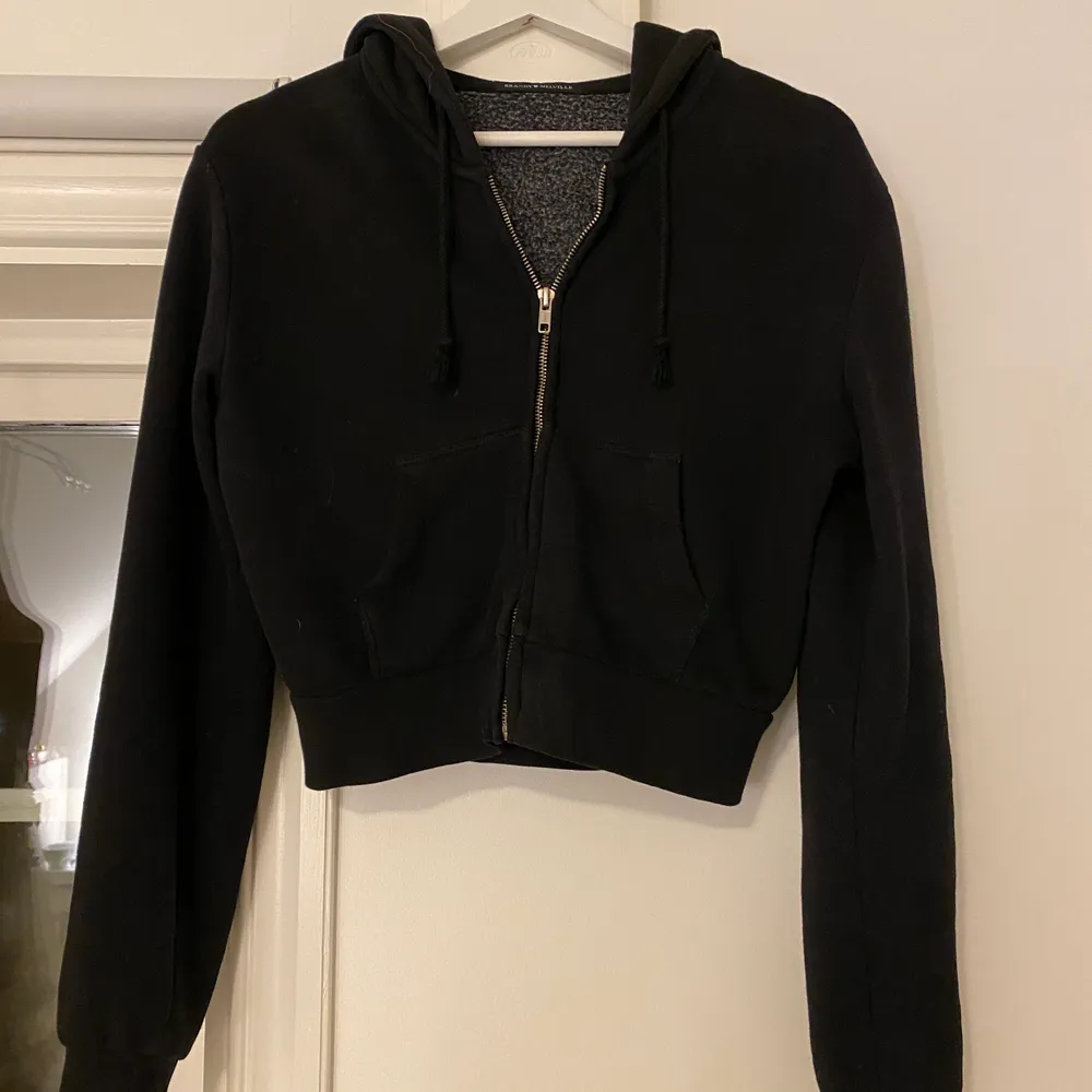 Säljer min populära svarta crystal hoodie från brandy Melville köpt i usa❤️ Bra skick, storlek one size men passar en xs-m beroende på hur man vill att den ska sitta. Hoodies.