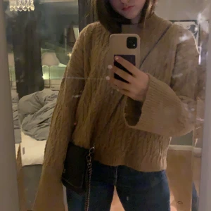 Stickad tröja - Jättefin stickad tröja använd max 3 ggr💕