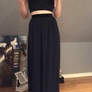 Veckande byxor - Veckade byxor från zara, i färgen marinblå. Superfina och bekväma