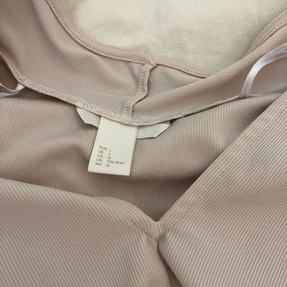 Världens skönaste tröja!! Oversized på mig som brukar ha S. Den är i perfekt skick från H&M’s kollektion som inte går att få tag i längre, köparen står för frakt (+50kr)💕. Tröjor & Koftor.