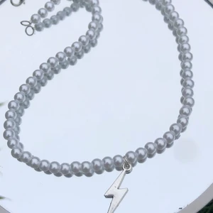 pärlhalsband med blixt - Superfint Handlgjort halsband med vita skimrande pärlor & blixt berlock⚡️ 