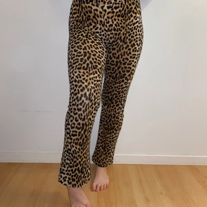 Mjukis byxor - Jätte sköna mjukisbyxor från ginatricot i fint skick utan några hål eller märken och Väldigt sköna. Passar perfekt på mig som är en S/M och 162 lång. Nypris 200 säljer för 100 ink frakt