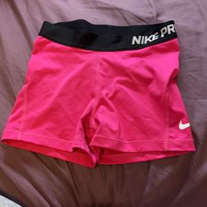 Säljer dessa tränings shorts från Nike då de aldrig kommit till användning. Väldigt fint skick!💖