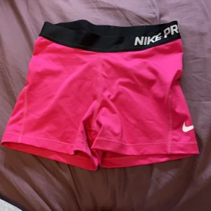 Nike PRO shorts - Säljer dessa tränings shorts från Nike då de aldrig kommit till användning. Väldigt fint skick!💖