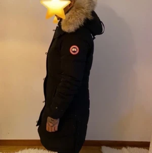 CANADA GOOSE Lorette Parka - Svart , Strl S - Canada Goose jacka modellen är Lorette Parka - svart, har endast använts under 1 vinter. Pris kan även diskuteras.