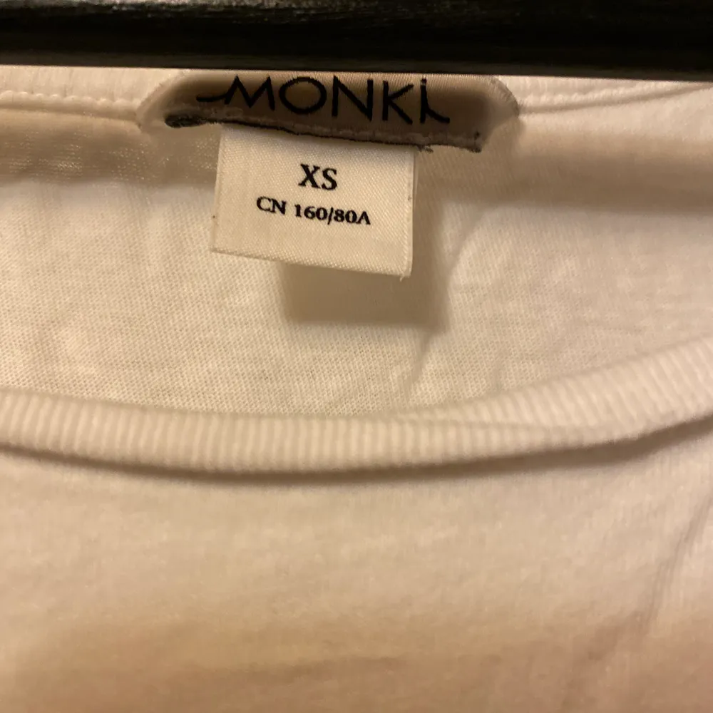 En snygg t-shirt från Monki. Säljes för 20kr, frakt tillkommer 💖✨. T-shirts.