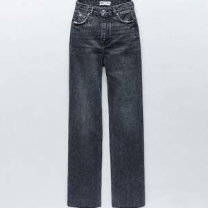 Jeans från Zara. Modell 90s premium full length jeans. Raka, långa jeans. Jag är 173 och de är långa på mig. Går att klippa av för önskad längd. Pris inklusive frakt:)