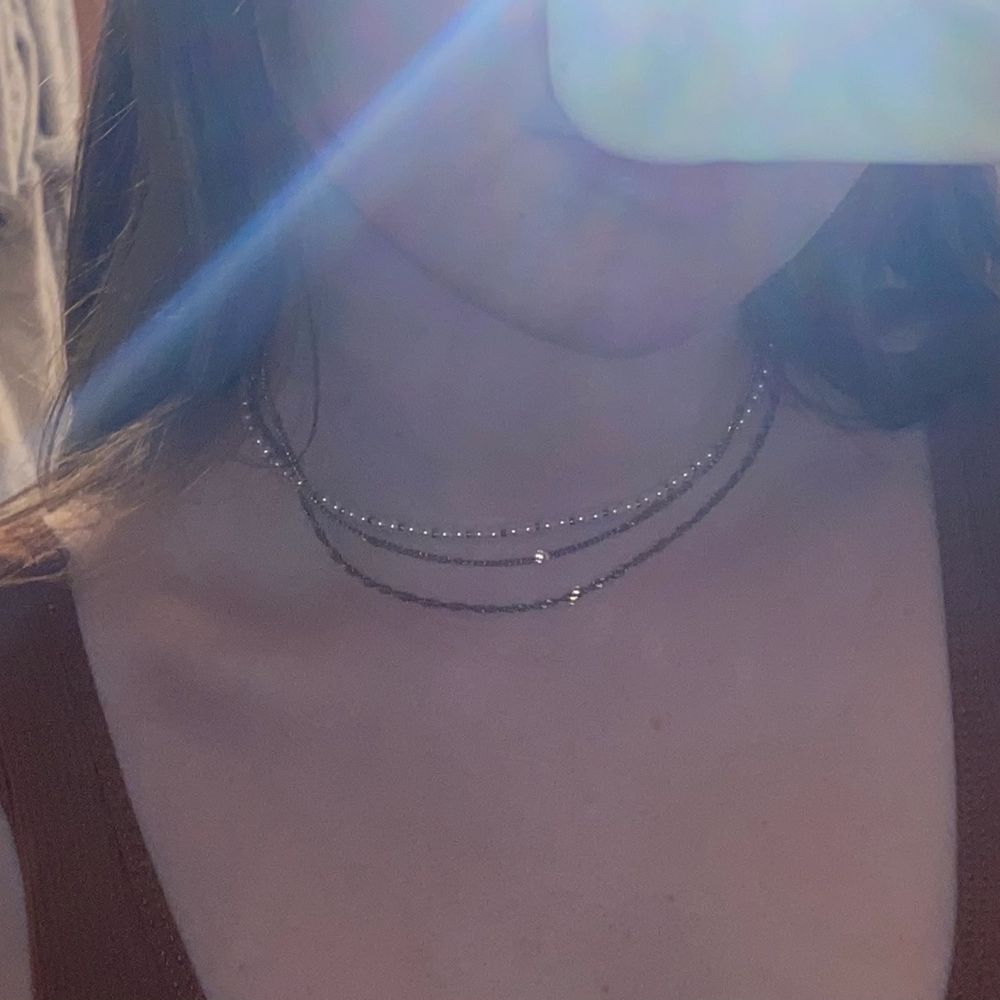 Säljer tre olika guld halsband då jag själv oftast använder silver så dessa har bara blivit använda ca 5 gånger. Ett halsband för 30 kr + 12 kr frakt 😊 alla tre för 90 kr och gratis frakt! 😋 (skriv privat för fler bilder!) (inte rostfritt och inte äkta guld, men säljer billigt!). Accessoarer.